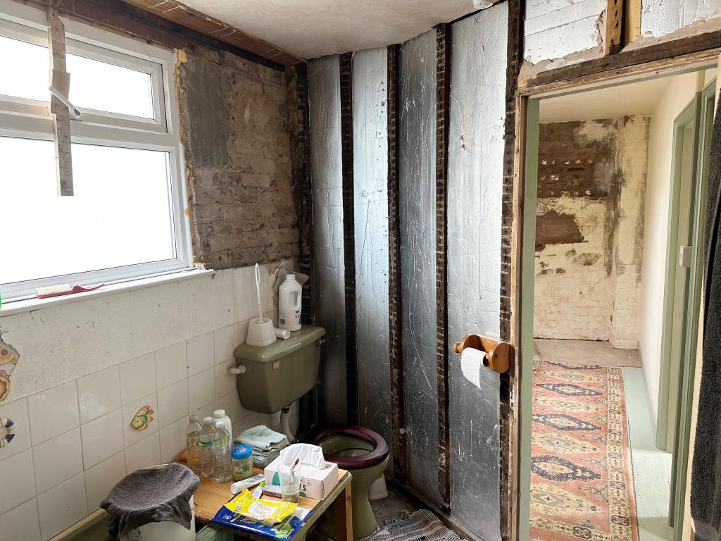Lot: 22 - TWO-BEDROOM TERRACE HOUSE FOR REFURBISHMENT - Bathroom